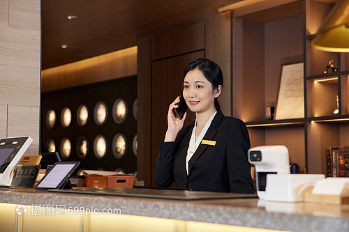 酒店前臺(tái)的“隱形守護(hù)者” 高效接聽(tīng)電話(huà)中的管理智慧