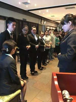 昆明佳華廣場(chǎng)酒店服務(wù)精英助力福照樓，共筑云南餐飲服務(wù)新標(biāo)桿——記禮儀禮節(jié)、微笑與問(wèn)候?qū)ｍ?xiàng)培訓(xùn)會(huì)